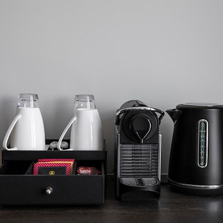 Aparthotel Oakwood Premier Melburne Exterior foto A Nespresso coffee machine in a hotel room